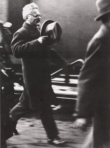 Trotskij ankommer til Paris (sepia foto)